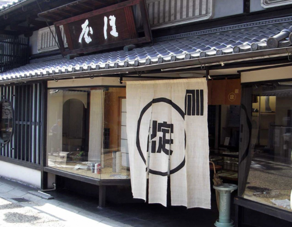 Dapur dengan penggunaan gorden tipis dari kain khas Jepang